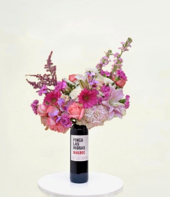 Contrata el servicio de Bouquet Base Botella de Vino Color Arreboles en Partymax. Imagen #2