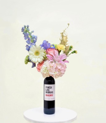 Contrata el servicio de Bouquet Base Botella de Vino Color Aaurora en Partymax. Imagen #2