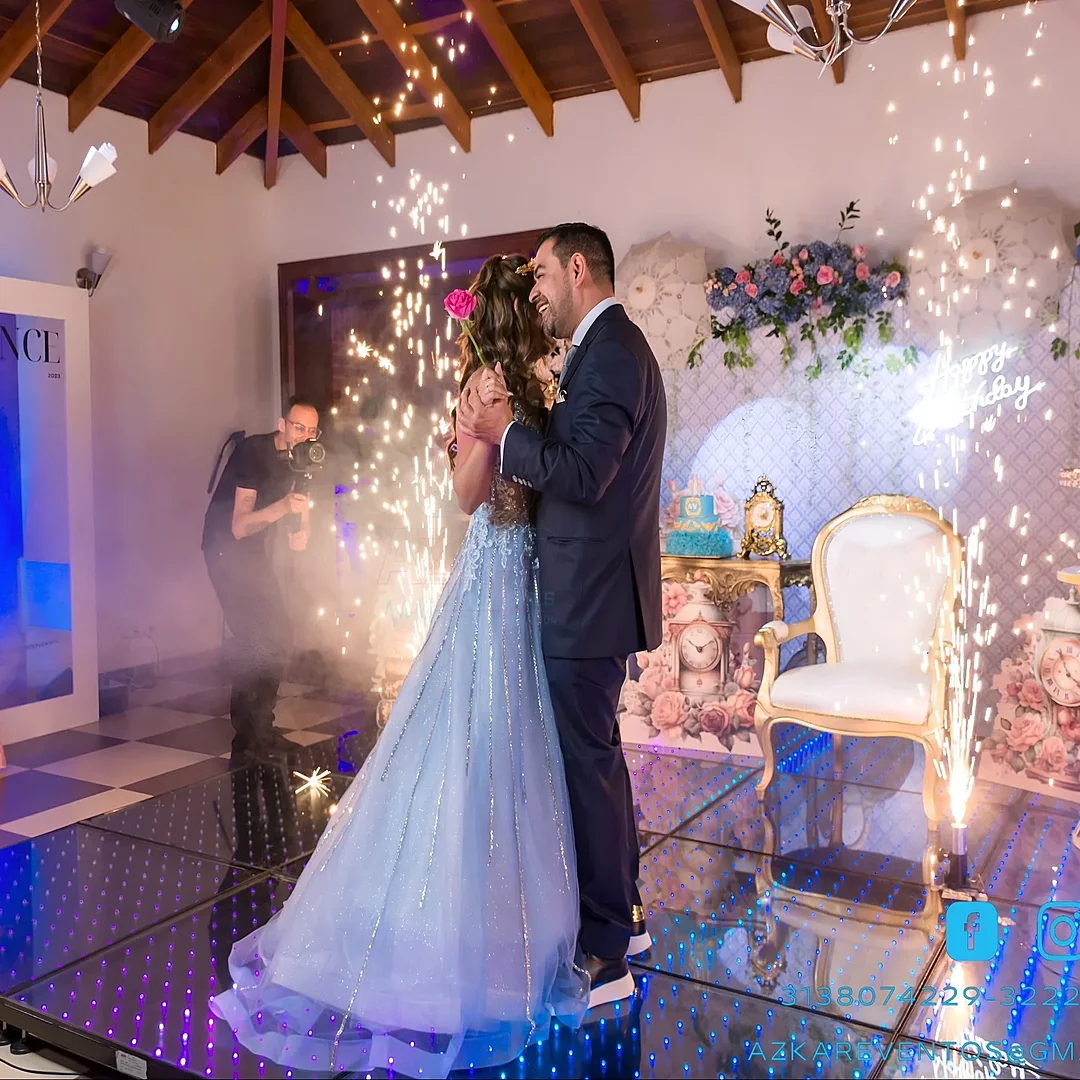 Contrata el servicio de Pista Led de 3mtrs x 3mtrs en Partymax. Imagen #1