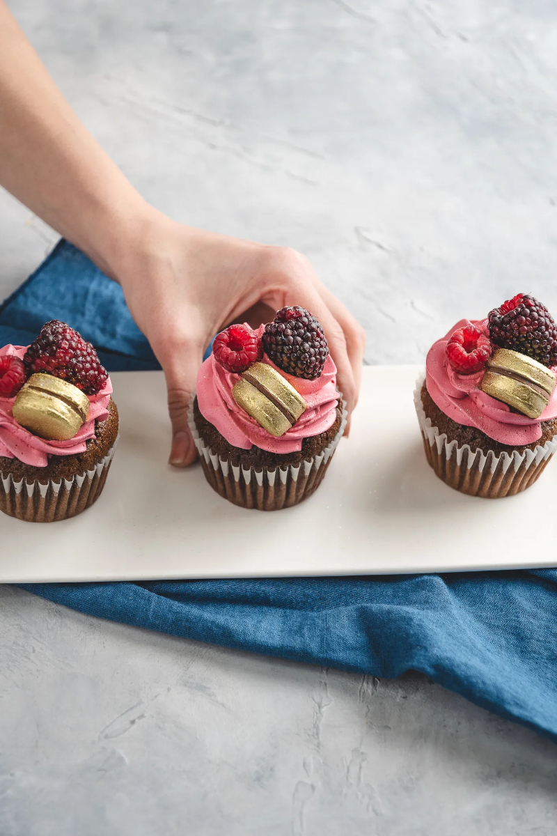 Contrata el servicio de Cupcakes Frutos Rojos y Galleta 6 Unidades en Partymax. Imagen #1