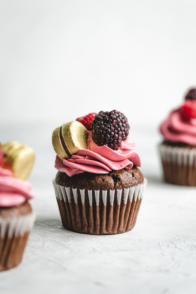 Contrata el servicio de Cupcakes Frutos Rojos y Galleta 6 Unidades en Partymax. Imagen #2