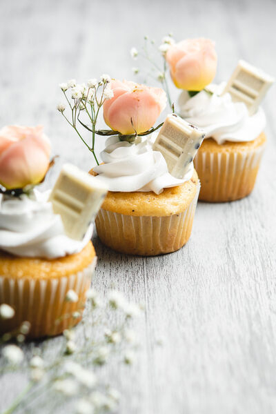 Contrata el servicio de Cupcakes Rosa Mini y Hersheys 6 Unidades en Partymax. Imagen #1